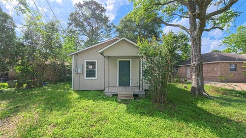 909 N Lake Ave, Eagle Lake, TX, 77434-1448 | Card Image