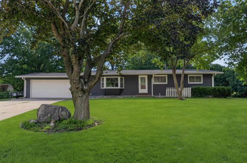 9042 Douglas Drive, Waterloo, IA, 50701 | Card Image