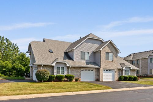 6910 S Rolling Meadows Ct, Oak Creek, WI, 53154-1674 | Card Image