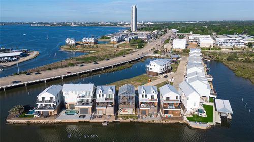 43 Commander Runco Lane, Taylor Lake Village, TX, 77586 | Card Image