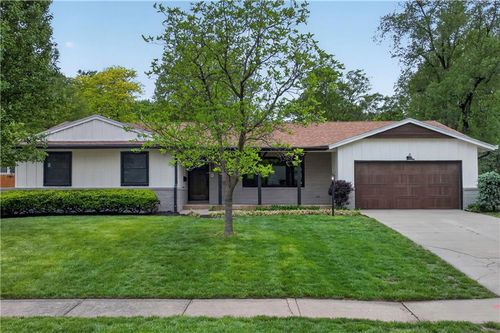 9112 Reeds Dr, Overland Park, KS, 66207-2429 | Card Image