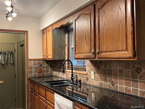 36795 Greenbush Rd, Wayne, MI, 48184-1153 | Card Image