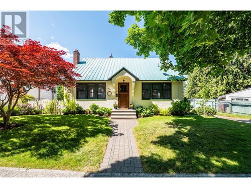 814 Hendryx St, Nelson, BC, V1L2B2 | Card Image