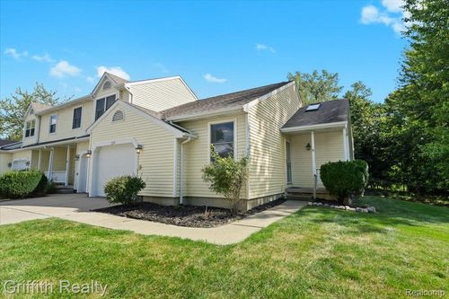 229 Meadow Pointe Dr, Fenton, MI, 48430-3259 | Card Image