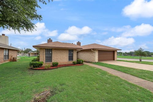 215 Silver Creek Dr, Duncanville, TX, 75137-4519 | Card Image