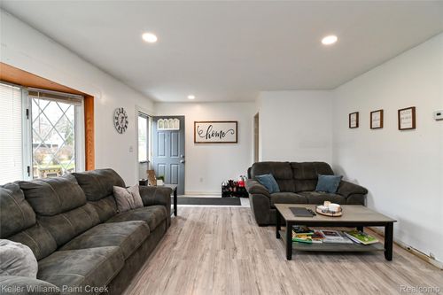 3084 Bessie St, Auburn Hills, MI, 48326-3600 | Card Image