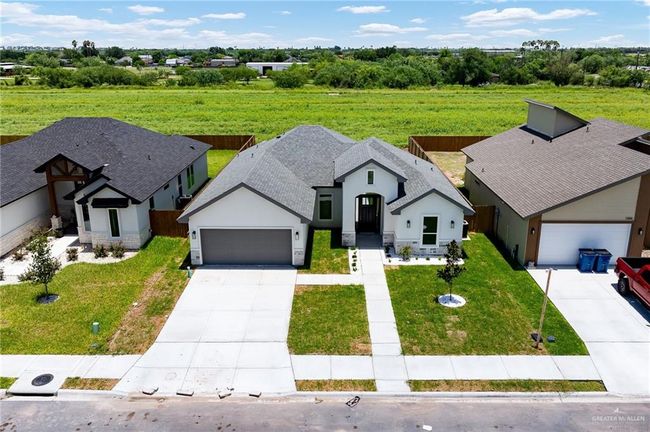 1008 Broken Arrow Dr, House other with 3 bedrooms, 2 bathrooms and 2 parking in Alamo TX | Image 4