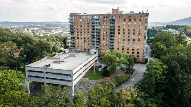 This highrise condo is not just a home; it's a lifestyle. With its blend of classic design elements and modern amenities, it offers the perfect balance of comfort and sophistication.The majestic mountains will be your daily source of relaxation. | Image 22