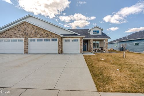 3008 Peach Tree Dr, Bismarck, ND, 58504-5555 | Card Image