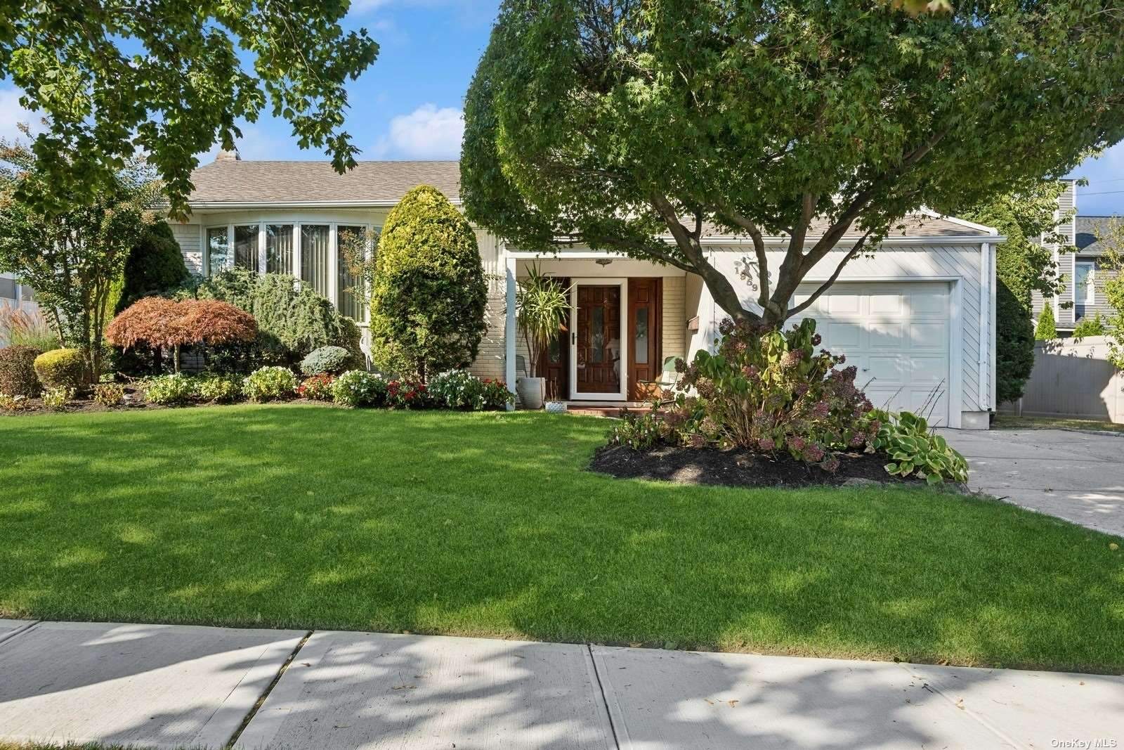 Edward Ln, Merrick, NY 11566