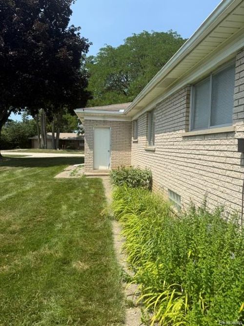 25544 Filmore Pl, Southfield, MI, 48075-1940 | Card Image