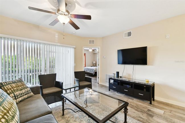 family room | Image 27
