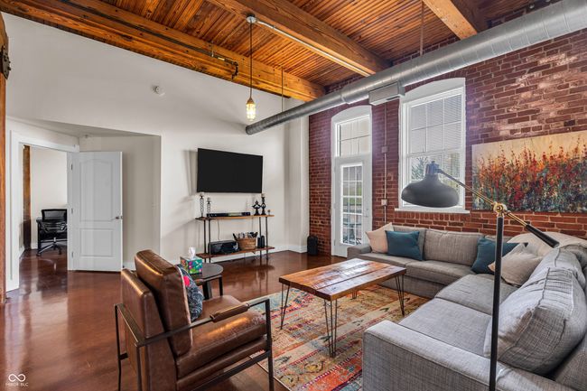 Enjoy the industrial look with warm look of wood, brick and steel | Image 6