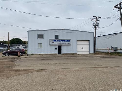 910 Fairford St W, Moose Jaw, SK, S6H1W7 | Card Image