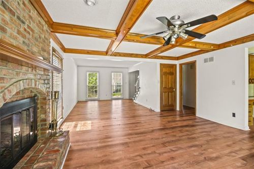 3907 Ne Clearbrook Dr, Lee's Summit, MO, 64064-1503 | Card Image
