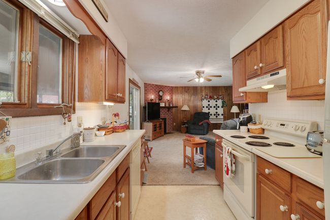 34 Pembrook Cir, House other with 3 bedrooms, 2 bathrooms and 2 parking in Bloomington IL | Image 12