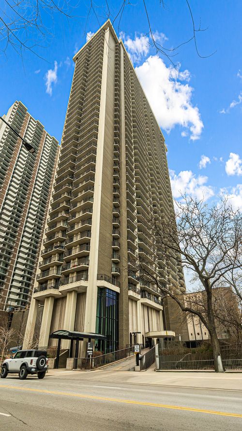 34g-6007 N Sheridan Rd, Chicago, IL, 60660-3066 | Card Image