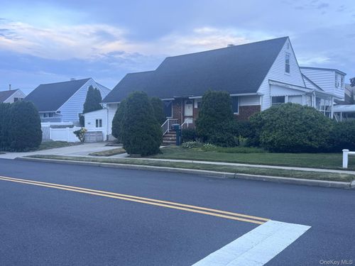 42 Larch St, Hicksville, NY, 11801-3245 | Card Image