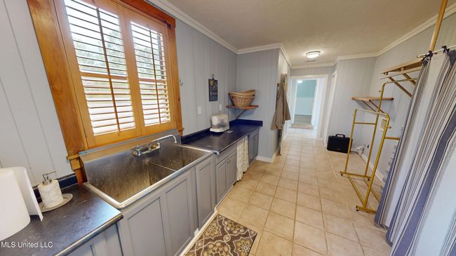 Utility sink in Hall way | Image 28