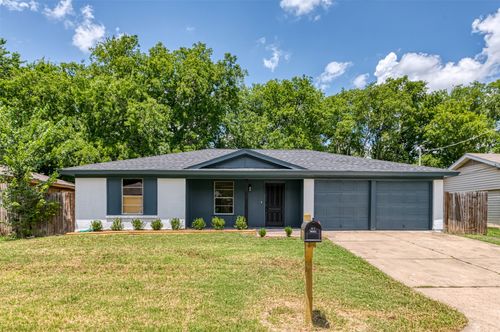 3904 Hilldale Rd, Fort Worth, TX, 76119-2258 | Card Image