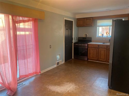 7696 Rosemary St, Dearborn Heights, MI, 48127-1657 | Card Image