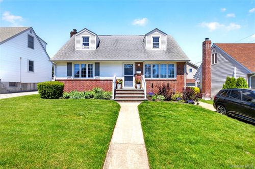 288 Arlington St, Mineola, NY, 11501-2102 | Card Image