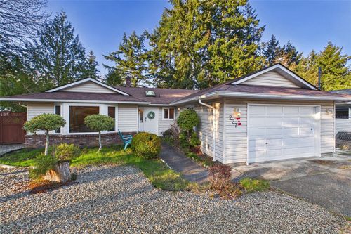 227 Thetis Ave, Qualicum Beach, BC, V9K1R8 | Card Image