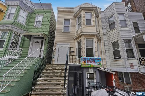 725 17th St, Union City, NJ, 07087-1800 | Card Image