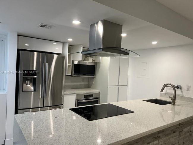APT-1622 - 7601 E Treasure Dr, Condo with 2 bedrooms, 2 bathrooms and null parking in North Bay Village FL | Image 8