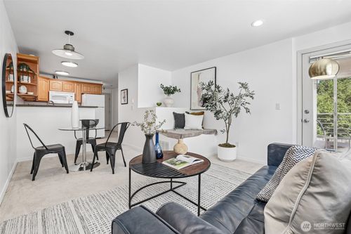 202-5624 Roosevelt Way Ne, Seattle, WA, 98105-2762 | Card Image