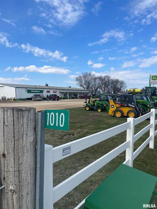 1010 220th Ave, Maquoketa, IA, 52060-8511 | Card Image