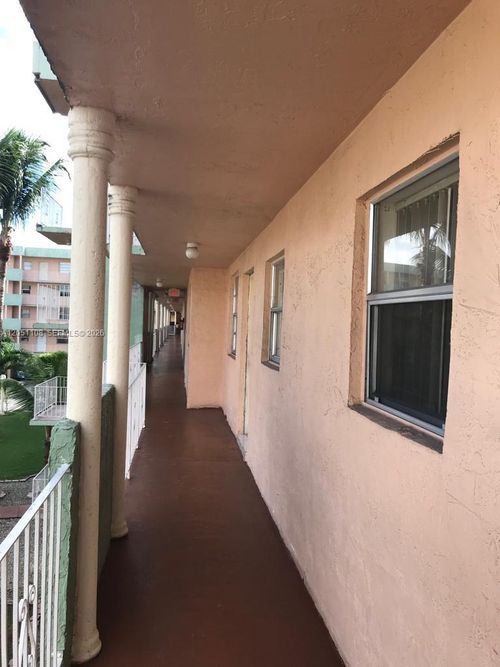 304-1655 W 44th Pl, Hialeah, FL, 33012-8407 | Card Image