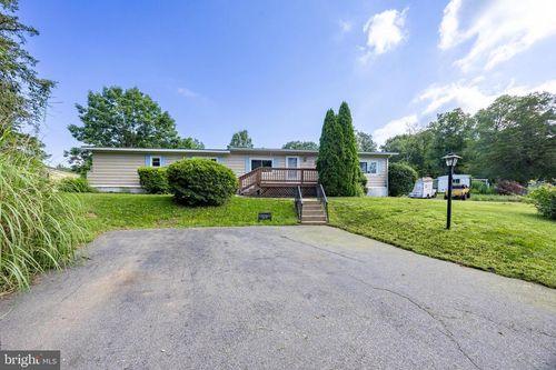 9 Fairway Ct, QUAKERTOWN, PA, 18951-5035 | Card Image