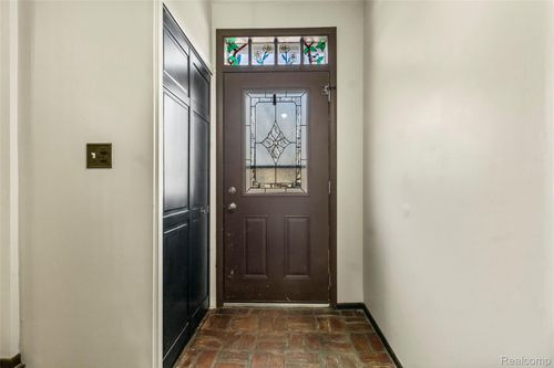 18570 Parklane St, Livonia, MI, 48152-2821 | Card Image