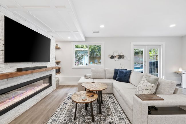 Living room with visible vents, baseboards, plenty of natural light, and wood finished floors | Image 20