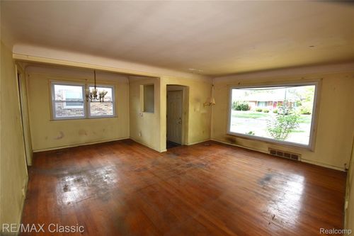 22150 Beverly St, Oak Park, MI, 48237-2575 | Card Image