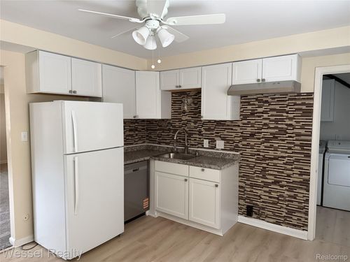 15338 Helen St, Southgate, MI, 48195-2068 | Card Image