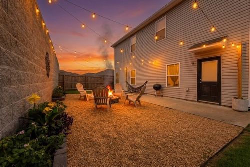 541 Woodcreek St, Lowell, AR, 72745 | Card Image