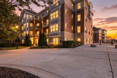 453-4120 S Lake Dr, Saint Francis, WI, 53235-5954 | Card Image