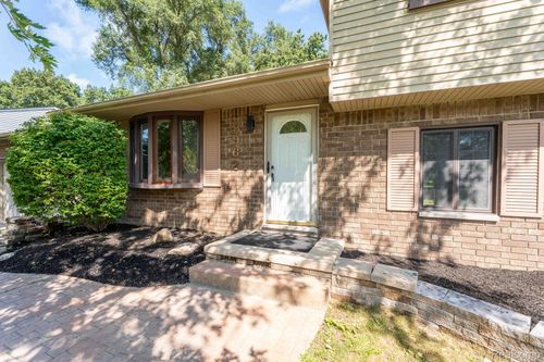 8962 Glasgow Dr, White Lake, MI, 48386-3317 | Card Image