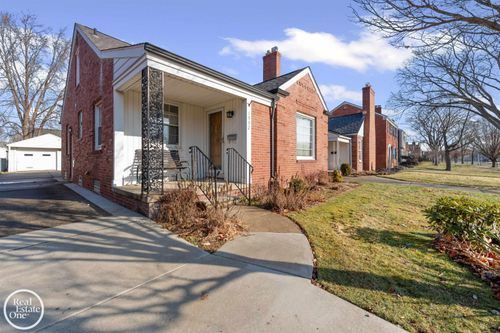 1992 Lennon St, Grosse Pointe Woods, MI, 48236-1617 | Card Image