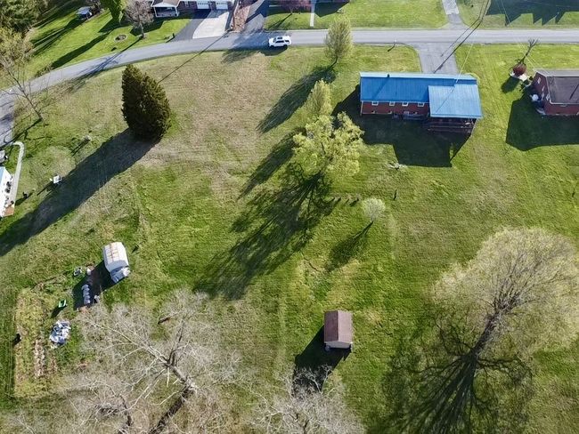 186 Summit Dr, Home with 3 bedrooms, 2 bathrooms and null parking in Peterstown WV | Image 9