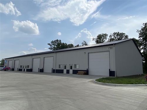 400-1780 Robins Rd, Hiawatha, IA, 52233-1057 | Card Image