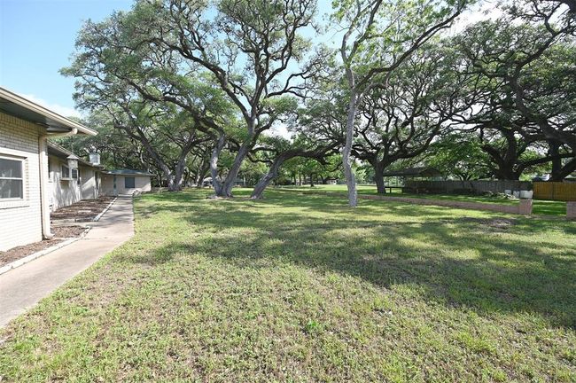 1013 Quail Ln, House other with 3 bedrooms, 2 bathrooms and 3 parking in Eagle Lake TX | Image 10