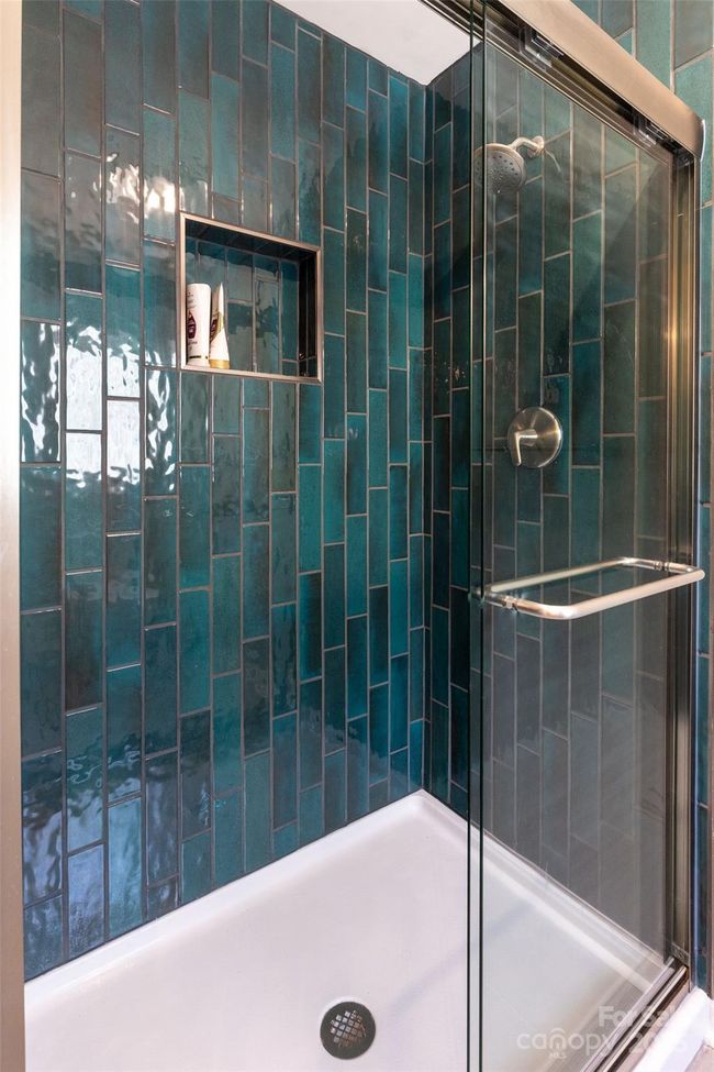 Master walk in shower | Image 27