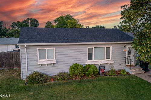 1606 8th Ave W, Williston, ND, 58801-3918 | Card Image