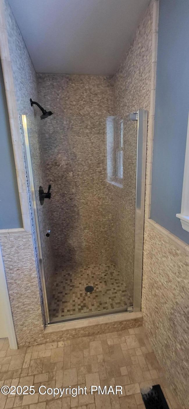 Bathroom 1 | Image 15
