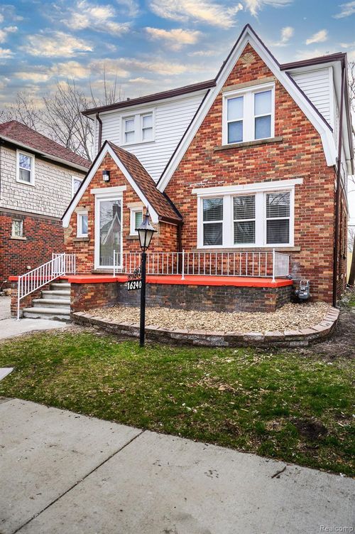 16240 Washburn St, Detroit, MI, 48221-3404 | Card Image