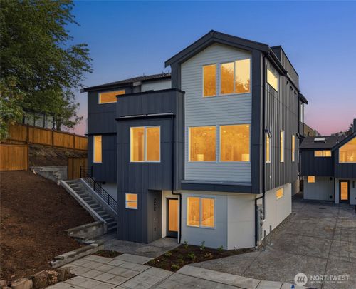 1405 29th Ave, Seattle, WA, 98122-3201 | Card Image