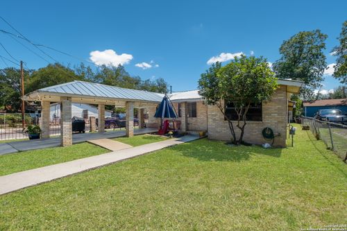 402 Chipinque, San Antonio, TX, 78237-3915 | Card Image